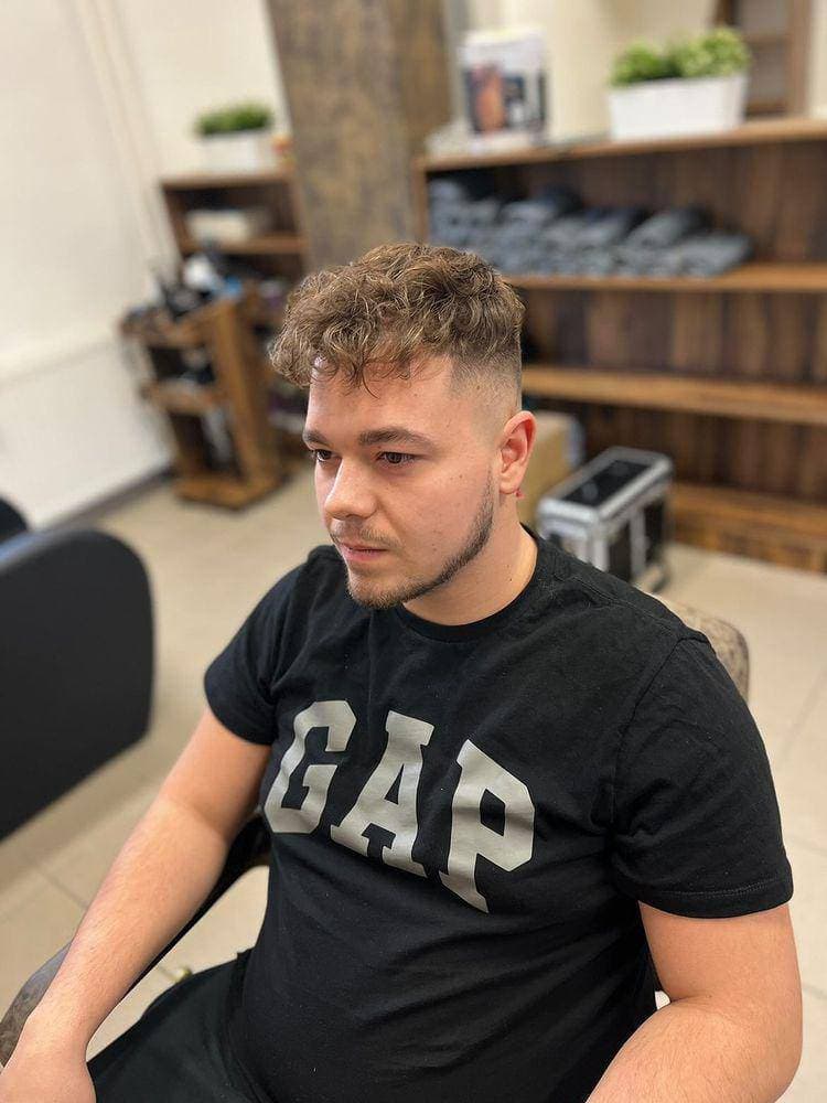 Detail precizního stříhání v holičství Upomalé